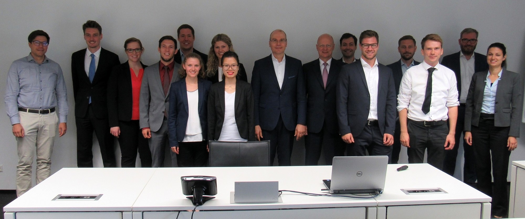 Zum Artikel "Erfolgreicher Abschluss des Kooperations-Seminars mit Dr. Ralf P. Thomas (CFO der SIEMENS AG) im Sommersemester 2018"