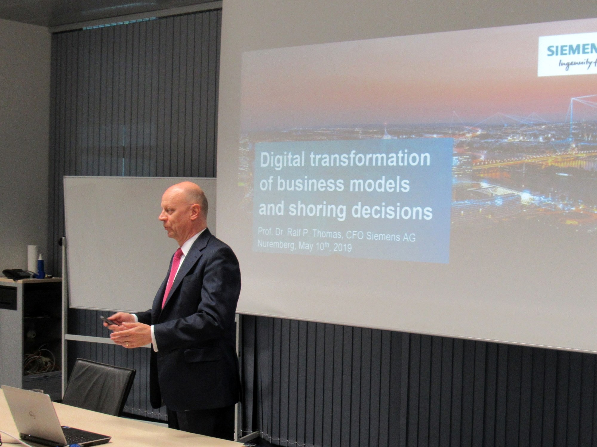 Zum Artikel "Successful start of the cooperation seminar with Prof. Dr. Ralf P. Thomas (CFO of SIEMENS AG)"