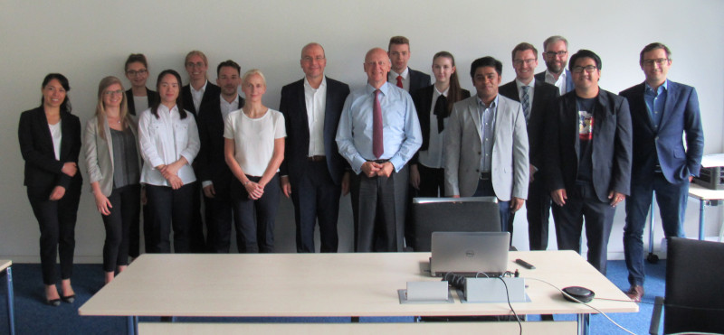 Zum Artikel "Successful conclusion of the cooperation seminar with Prof. Dr. Ralf P. Thomas (CFO, Siemens AG) in summer term 2019"