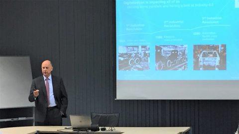 Zum Artikel "Successful start of the cooperation seminar with Prof. Dr. Ralf P. Thomas (CFO of SIEMENS AG) in winter term 2019/20"