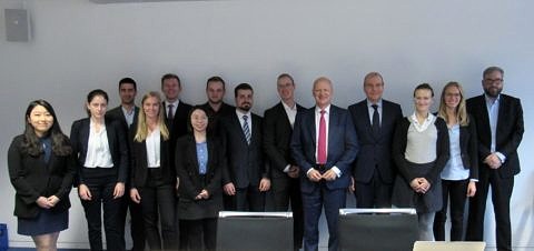 Zum Artikel "Successful conclusion of the cooperation seminar with Prof. Dr. Ralf P. Thomas (CFO, Siemens AG) in winter term 2019/20"