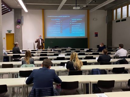 Zum Artikel "Successful start of the cooperation seminar “Challenges in Business Management” with Prof. Dr. Ralf P. Thomas (CFO of Siemens AG) in the winter term 2021/22"