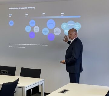 Zum Artikel "Successful start of the cooperation seminar “Challenges in Business Management” with Prof. Dr. Ralf P. Thomas (CFO of Siemens AG) in the summer term 2023"